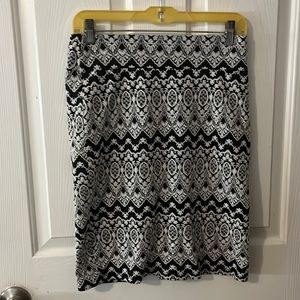 Black&white print pencil skirt with 5in split on the back, Size small.